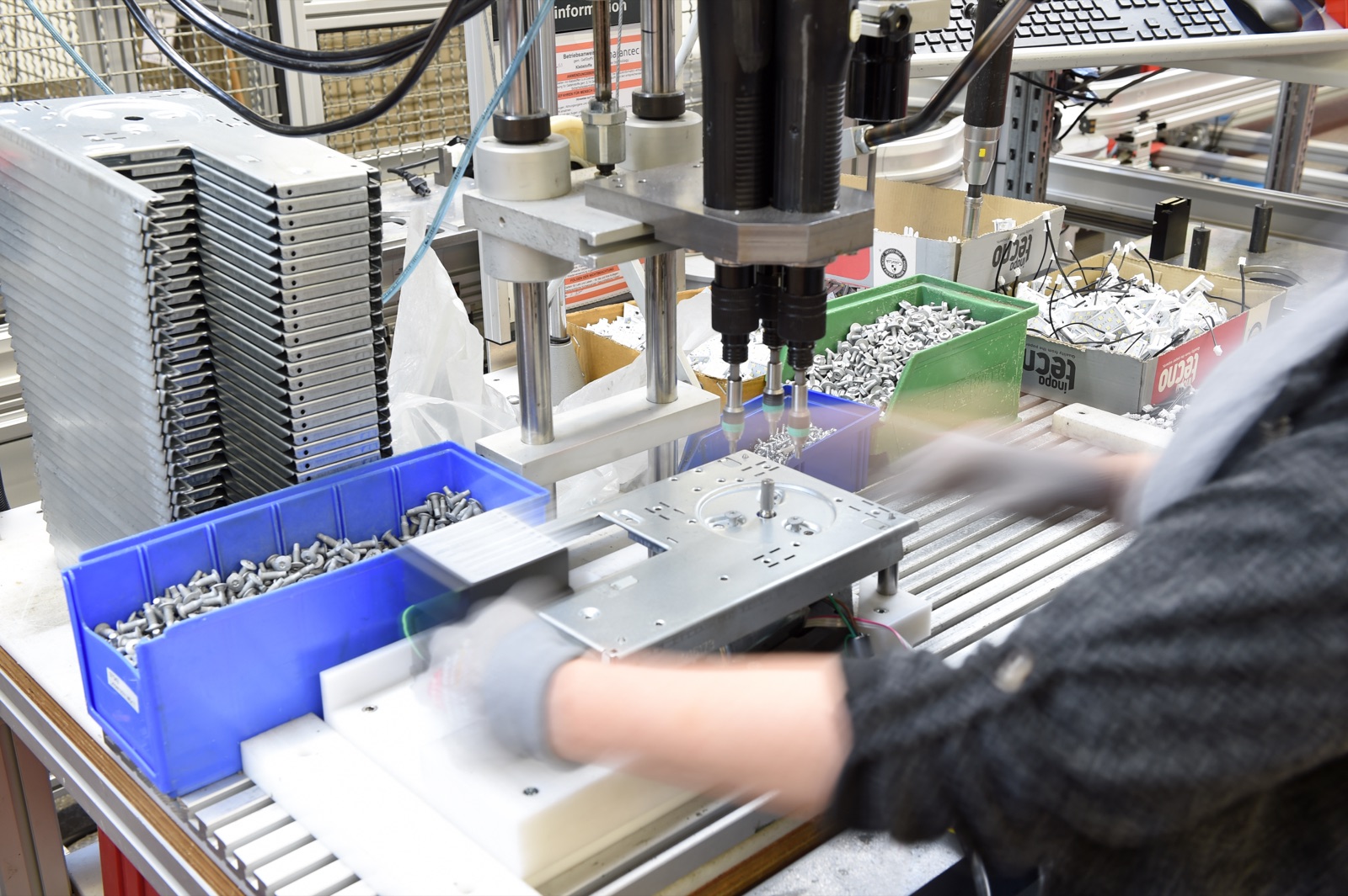 Montage von Garagentorantrieben in der Marantec-Produktion